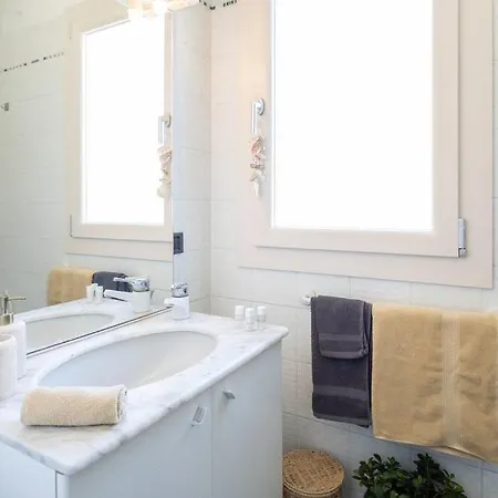 Art Of Living 100 Meters From The Sea. 马里纳-迪-皮特拉桑塔